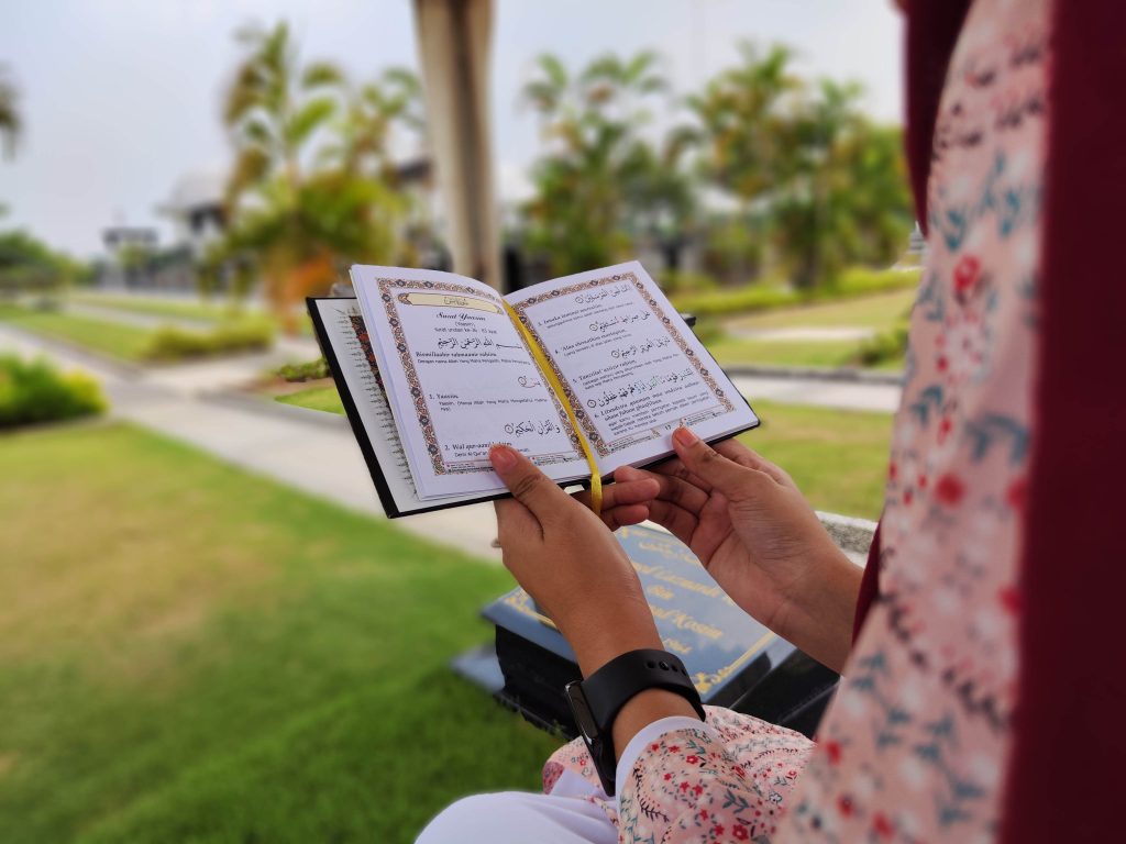 AlAzharMemorialGarden.com/MembacaSurahYasihdiMakam